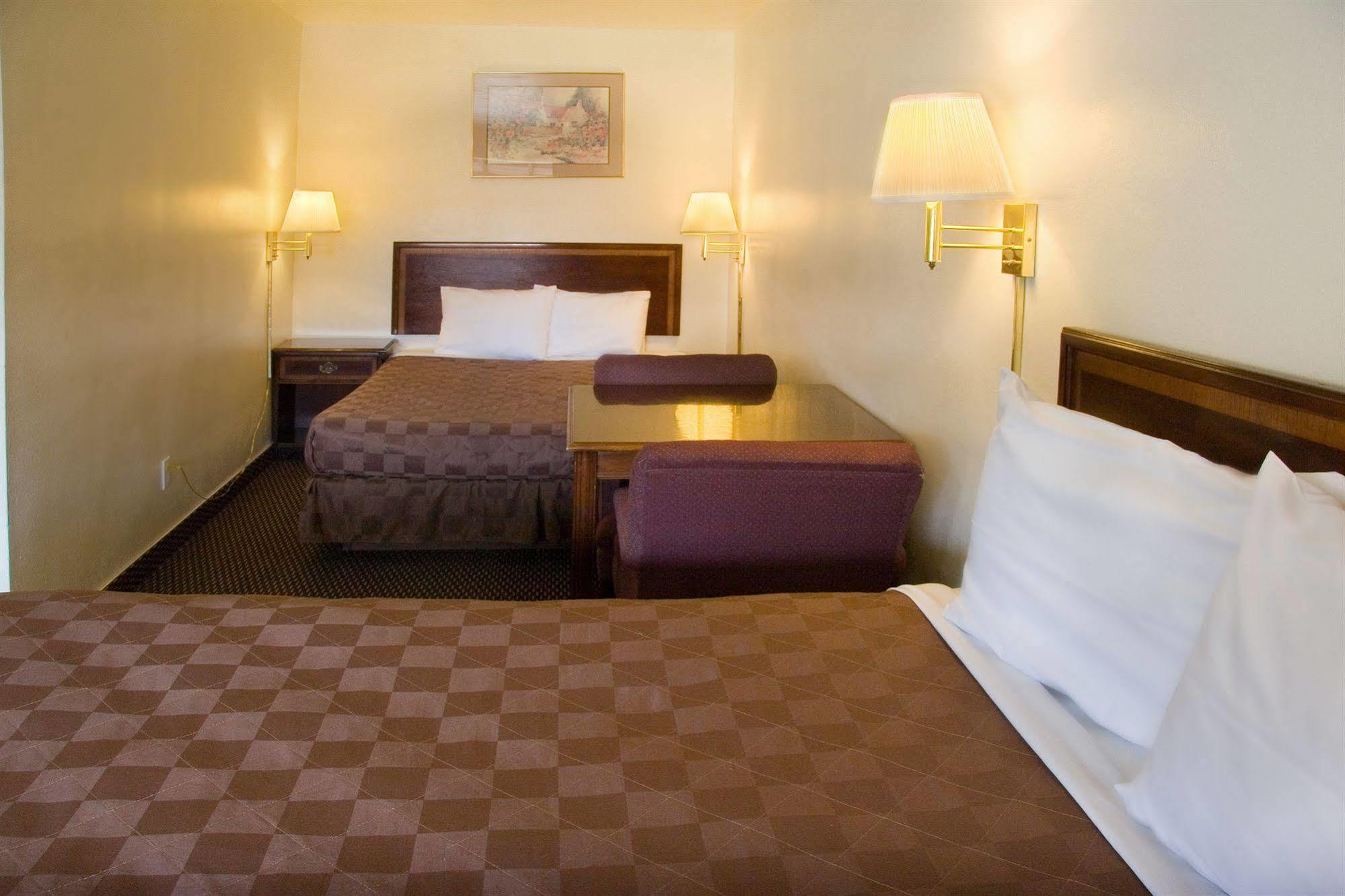 Rodeway Inn & Suites Пендлтон Экстерьер фото